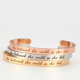 Ze geloofde dat ze het kon, dus ze deed het Inspirational Manchet Bangle 316L Rvs Simple Letter Open Armbanden voor Dames Mannen Mode-sieraden