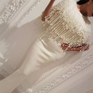 Funda de diseñador Perlas blancas Vestidos de noche Cuello joya Vestidos de fiesta árabes Vestido formal hasta el suelo de satén