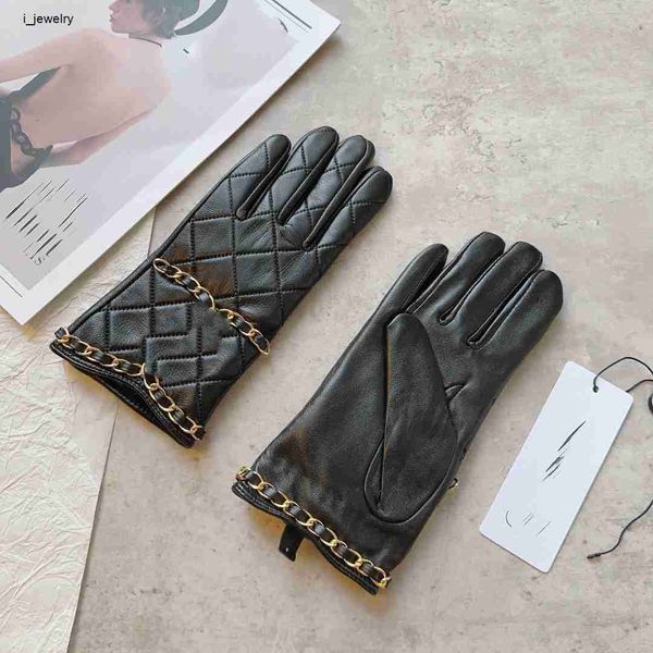 Guantes de piel de oveja para mujer Diseño de tejido de cuero con cadena de metal Guantes de cinco dedos Forro de felpa cálido Mitones Regalo de invierno Caja incluida