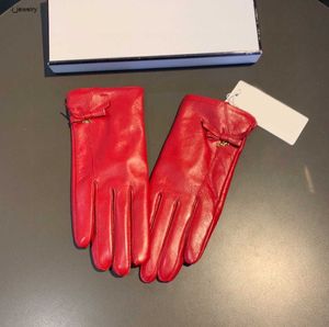 Guantes de piel de oveja para mujer, manoplas cálidas con forro de felpa, colgante con logo de Hardware, guantes de cinco dedos para niña, regalo de invierno, incluye caja