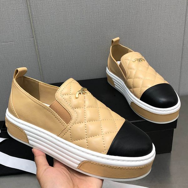 Zapatos de vestir con tacones de plataforma para mujer de piel de oveja Mocasines sin cordones Textura acolchada Metal en tono dorado Zapato casual para damas Zapato de playa para niñas al aire libre con bolsa para el polvo 23ss Diapositivas