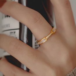 Shell ingelegde diamanten titanium stalen ring voor vrouwelijke witte Fritillaria, klein en populair lichte luxe mode veelzijdige wijsvinger kleurloze ring