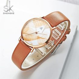 Shengke Nieuwe Vrouwen Horloges Creatieve Bladeren Wijzerplaat Heldere Lederen Band Quartz Klok Mode Casul Dames Horloge Montre Femme 213105