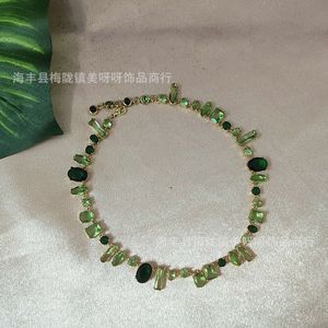 Shi Jia 1 Gema heeft Swarovski-kristalelementen die licht laten stromen en een ketting met kleurrijke groene waterdruppeloorbellen