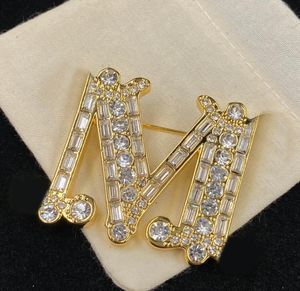 Brillant Diamant Lettre Broche Hommes Femmes De Luxe Or Broche Broche Bijoux De Mode Broche Parti Costume Robe Ornements Bijoux Amoureux De Mariage Cadeau