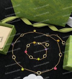 Glanzende chique gekleurde diamantketens choker kettingen Designer armband voor vrouwen van hoge kwaliteit in elkaar grijpende letters armbanden leveren sieraden sets met doos