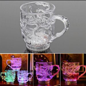 Taza de té de agua luminosa acrílica creativa brillante dragón verter agua brillante colorido taza de inducción botón panadería 4pcs236G