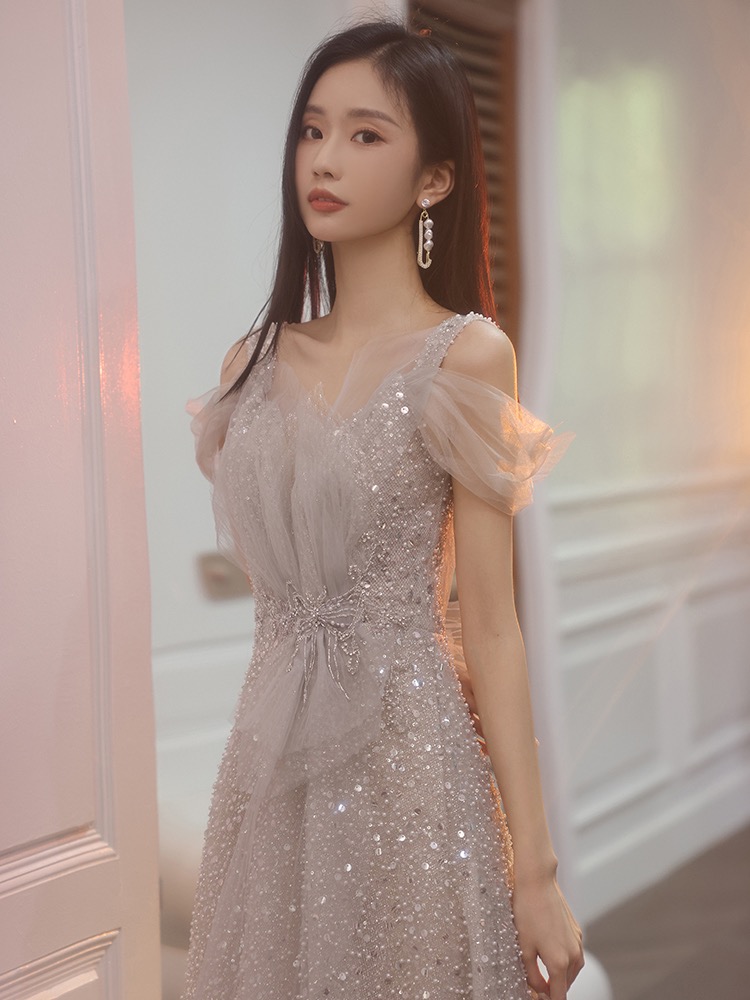 Parlak gece elbisesi v boyun kolu omzundan bir çizgi dantel yukarıda dizginli aplike zemin uzunluğu resmi parti prim elbisesi 2023