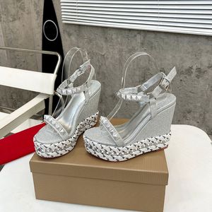 Sandalias de cuña laminadas brillantes 110 mm Women Diseñador de lujo Tacones de sándalo Plataforma de sándalo zapatos de playa Partydress Noche de metal Patente de metal Toe abierto