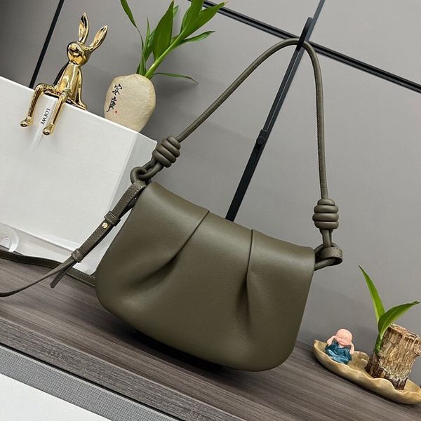 Sac en cuir Napa brillant, d'une confection exquise avec une silhouette simple et élégante. unique