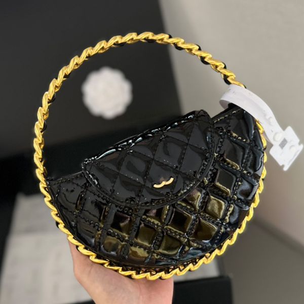 Cuir breveté brillant 24c Designer Femme sac à main semi-circulaire en métal en métal poignée couverte de luxe Purs à main en or