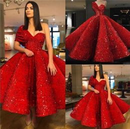 Vestidos de fiesta cortos de color rojo brillante, vestido de fiesta con volantes de un hombro, cuentas con lentejuelas, vestidos de noche árabes, vestidos de fiesta personalizados con cola de cocina 9225151