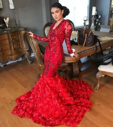 Glanzende pailletten Red Mermaid Prom Dresses V Nek Lange mouwen 3D Bloemen Rok Sweep Train Formele feestavondjurken