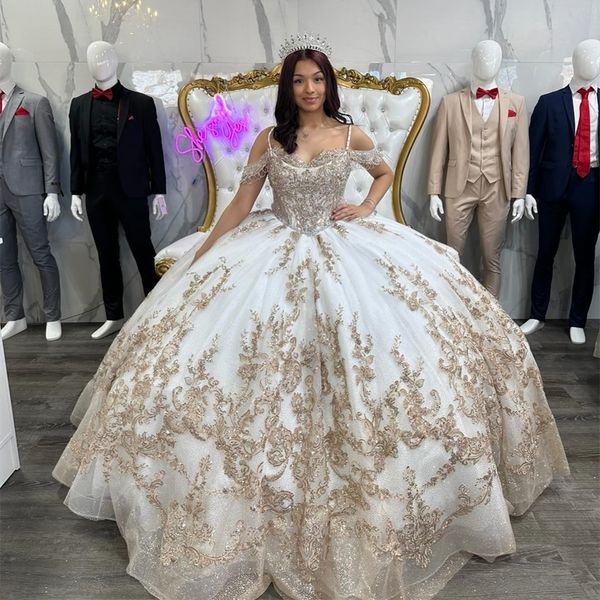 Spaghetti brillant Spaghetti Quinceanera Princesse Prom Robe Gold Appliques de dentelle Perles Tull Sweet 16 Viens de robe de 15 anos