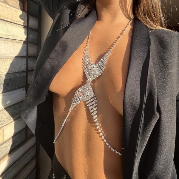 Symmétrie brillante Géométrique Chaîne de poitrine Lien Bikini Top pour les femmes Sumy Sexe Square Righestone Corpory Chain Harness Club de nuit 240402