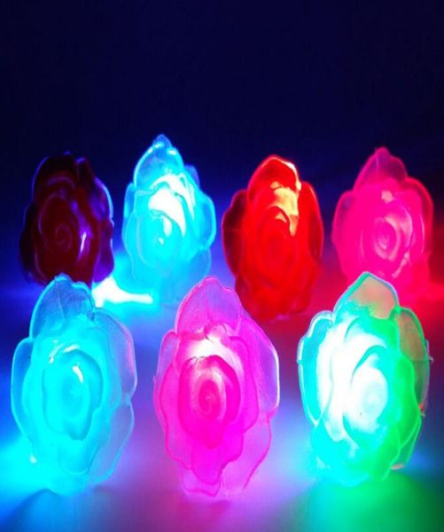 Navire 50pcs LED LED UP clignotant la boulle de fleur de rose douce anneau élastique Party rave clignotant des feux de doigt doux7220446