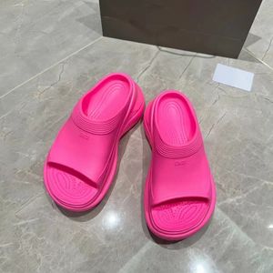 Créateur de chaussures à la mode luxe hommes femmes plage pantoufles piscine facile à porter toboggan en caoutchouc blcak avec mousse rose sandales à fond épais expédition rapide