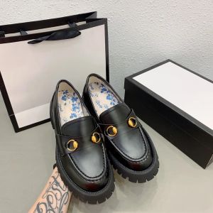 Diseñador de zapatos Zapatos de cuero para mujer Zapatos casuales de moda Caucho Suela de alta dureza Cueros de vaca Proceso de bordado superior muy bueno VPk