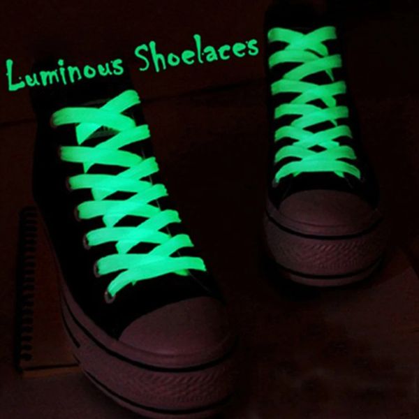 Pièces de chaussures Accessoires 1 paire de lacets plats réfléchissants de 60 cm lacets de sécurité lumineux brillants unisexe pour chaussures de toile de basket-ball de Sport 231124