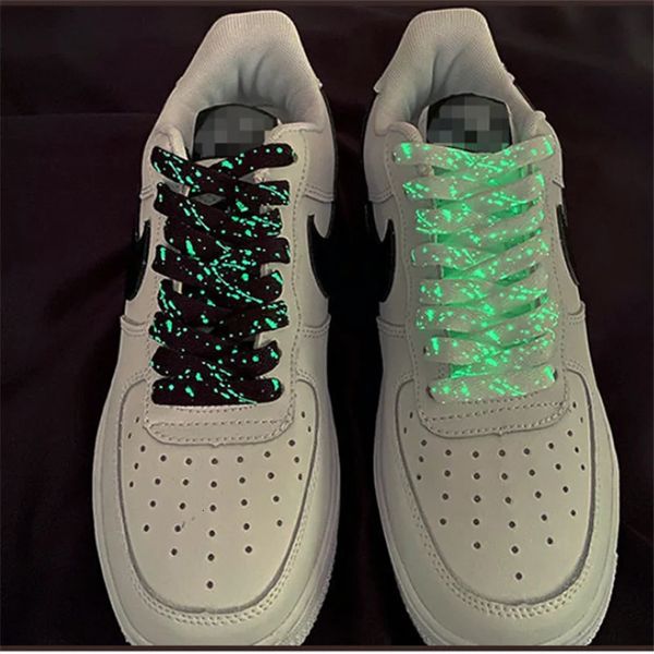 Pièces de chaussures Accessoires 1 paire de lacets plats réfléchissants de sécurité lacets lumineux brillants unisexe pour chaussures de toile de basket-ball de Sport 231124
