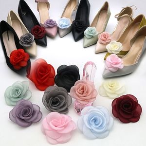Accessoires de pièces de chaussures 1 paire de pinces à chaussures à fleurs roses amovibles élégantes femmes charmes de fleurs en tissu détachables boucles de chaussures de mariage ornements à talons hauts 230712