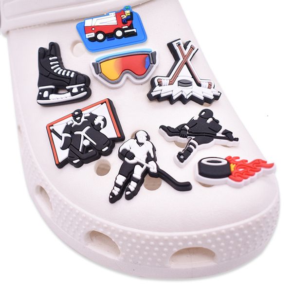 Pièces de chaussures accessoires 1 pièces breloques noir et blanc joueur de Hockey pantoufle patins à roulettes lunettes pour enfant cadeau 230420