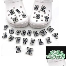 Piezas de zapatos Accesorios 100 piezas Resplandor en la oscuridad Lettters Clog Charms Charm Hebilla Botones de decoración Jibitz Soft Rubber Drop Series al azar