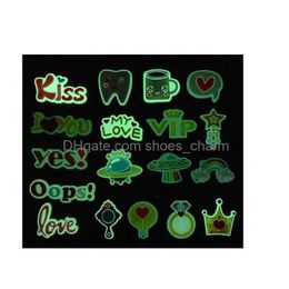 Accesorios de piezas de zapatos 100 unids / lote Luminoso Croc Moda Soft PVC Hebilla Zapatos fluorescentes Accesorios Niños Dibujos animados Charms Diseño Dr Dhcso