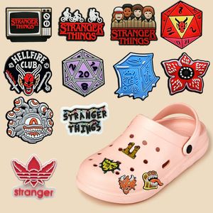 Piezas de zapatos, accesorios, 100 Uds., abalorios de PVC de Stranger Things, adornos de flores extrañas, dados de veinte lados para niñas, regalo para niños 230510