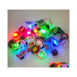 Accesorios de piezas de zapatos 10 unids Dibujos animados lindos PVC Charms Shoecharms Hebillas Resplandor LED Luz Fit Pulseras Croc Clog Zapatos Drop Entrega DHSMS