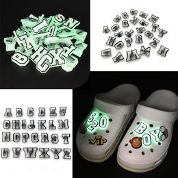 Pièces de chaussures Accessoires 1pcs Lettre Pins Charms Décorations pour Croc DIY Lumineux Accessoires Fit Sabots enfants X mas Cadeaux Jibz 230420