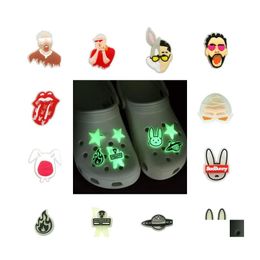 Schoenonderdelen accessoires 20 stcs slechte konijnspatroon gloed in de donkere croc jibz charmes licht 2D pvc decoraties fluorescerende verstopping pins dhxjs