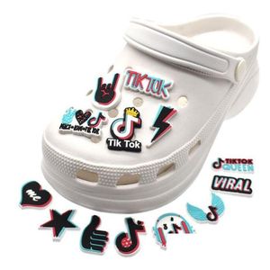 Schoen Onderdelen Accessoires Zwart Cartoon Deel Bedels Pvc Decoratie Gesp Voor Klomp Armband Polsband Charm Drop Levering Serie Willekeurig