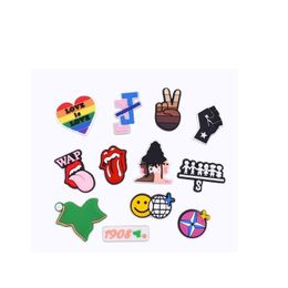 Pièces de chaussures Accessoires Noir Mignon Dessin animé PVC Charms Boucles Figurine Fit Bracelets Clog Jibz Accessoiresbracelet Garçons Filles Gif Dhi9L