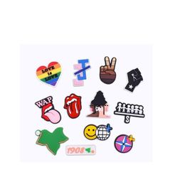 Schoen Onderdelen Accessoires Zwart Leuke Cartoon Pvc Bedels Gespen Actie Figuur Fit Armbanden Klomp Jibz Polsband Jongens Meisjes Gift Serie Willekeurig