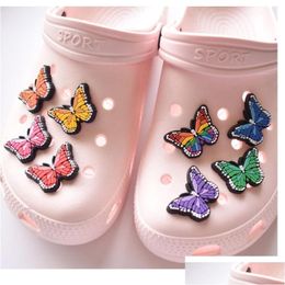 Parti di scarpe Accessori Farfalla Cartoon Pvc Charms Scarpe Fibbie Action Figure Braccialetti adatti Clog Jibz Polsino Ragazze Regalo Drop Deli Dhcev