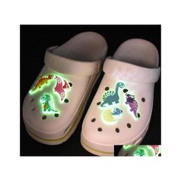 Pièces de chaussures Accessoires Colorfs Lumious Dinosaur Charms PVC Shoecharms Boucle Glow In The Dark Cartoon Clog Charm Bracelet Partie Dr Dhxhi