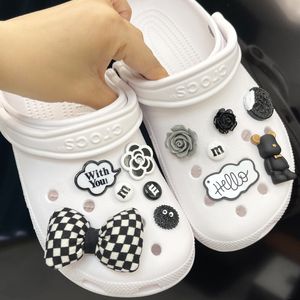 Pièces de chaussures Accessoires Mignon Arc Noir Ours Croc Charms Bundle Designer Charmes De Chaussures DIY Parure Sabots Sandales Accessoires Décorations 230403