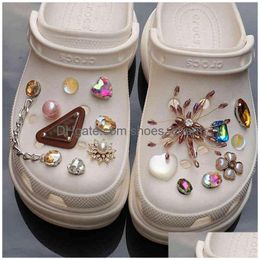 Chaussures Pièces Accessoires Diy Bijoux Chaussures Chaînes Designer Strass Fille Cadeau Perle Decaration Métal Papillon Rivet Charmes Pour Cr Dhro2