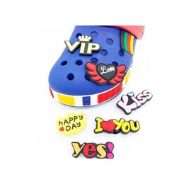 Pièces de chaussures Accessoires Fashion Lettres filles Chaussures Chaussures Fleur Pvc Charmes Hole Garden Fit Bands Bracelets Clog Jibz Kids Gifts Decorat Dhyew