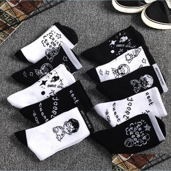 Pièces de chaussures Accessoires Mode Street Cture Hommes et femmes Chaussettes Coton Blanc Noir Graffiti Harajuku Hiphop Skateboard Sport Funny Dhsur