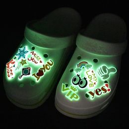 Pièces de chaussures ACCESSOIRES SHOINES ÉCRANSES CHARMES ANIMAL DOG PVC PVC DÉCoration Lumineuse boucle arc-en-ciel Avocado Girls Boys Gift Kids Set Drop D Otkjt