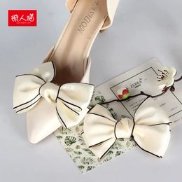 Pièces de chaussures accessoires dames grand arc femmes boucle amovible soie vague point chaussures fleur pince une paire d'accessoires 231128