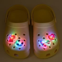 Pièces de chaussures Accessoires LED Animaux mignons chaussures charmes coeur salamandre Squid Cow Cow Lumin Decorations Fromage pour enfants Drop cadeau Dev Otbsa