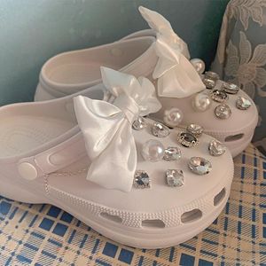 Pièces de chaussures Accessoires Chaussures de créateurs de luxe Charmes pour Croc Vintage DIY Sabots Décoration Shiny Princess Style Chaussures Accessoires All-match 230328