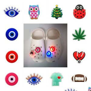 Accessoires de pièces de chaussures Moq 50pcs styles disponibles LED Light Up Sparkle Clog Jibz Charms Clignotant Boucles de chaussures Décorations lumineuses A Dhxfw