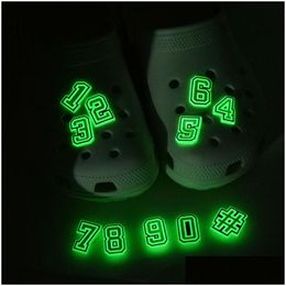 Accesorios para piezas de zapatos Moq 50 piezas Zapatos de zuecos fluorescentes Hebillas Número de combinación 2D Goma suave que brilla en la oscuridad Accesorios para zapatos Dhxmy