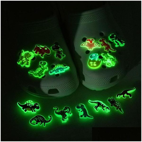 Pièces de chaussures Accessoires Moq 50 Pcs Fluorescent Croc Jibz Charmes Dinosaure Dessin Animé Lumineux Charme Boucles Décorations 2D Pvc Glow In T Dhvm3