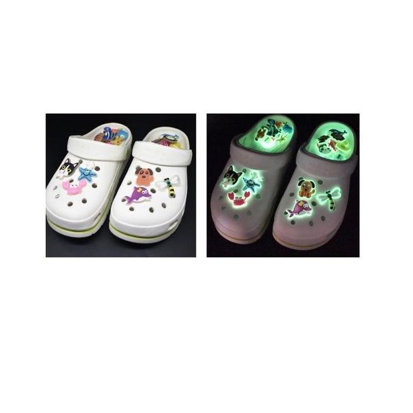 Pièces de chaussures Accessoires Night Vision Light Pvc Cartoon Charms Ornements Boucles Fit For Shoes Bracelets Charm Décoration Drop Series Aléatoirement