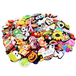 Accesorios de piezas de zapatos Papacharms Lot of Charms Random Different 30/50/70/100/150 / Pvc Mixed Vibrant Cool Formas lindas para decoración OT1VS